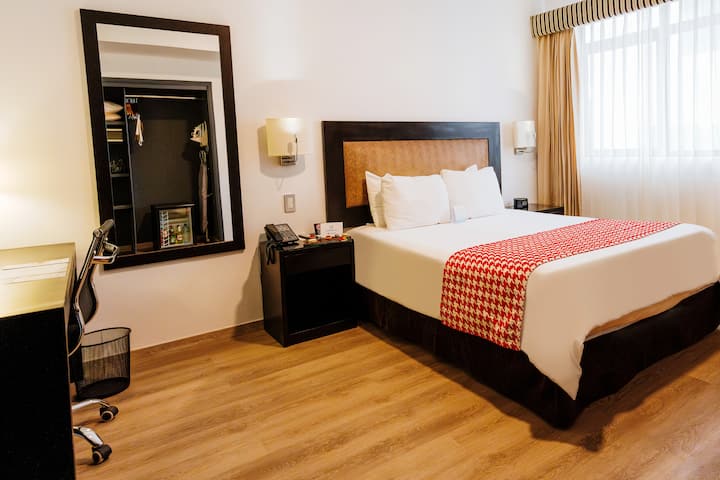 King bed guest room at the Wyndham Costa del Sol Cajamarca in Cajamarca, Other than US/Canada