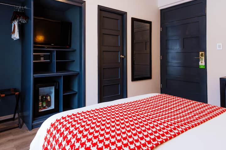 King bed guest room at the Wyndham Costa del Sol Cajamarca in Cajamarca, Other than US/Canada