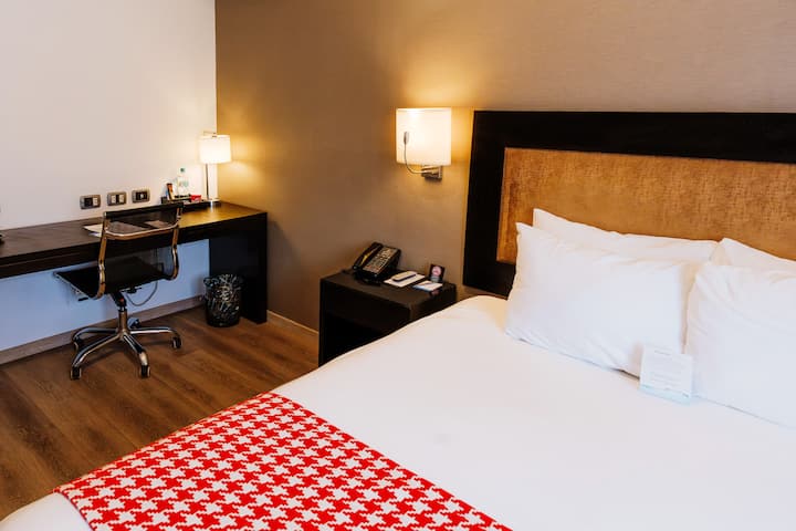 King bed guest room at the Wyndham Costa del Sol Cajamarca in Cajamarca, Other than US/Canada
