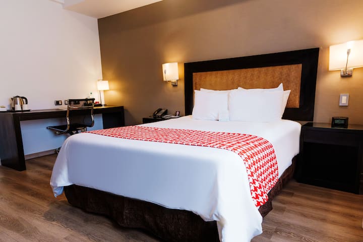 King bed guest room at the Wyndham Costa del Sol Cajamarca in Cajamarca, Other than US/Canada