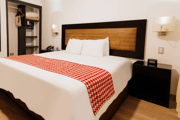 Queen bed guest room at the Wyndham Costa del Sol Cajamarca in Cajamarca, Other than US/Canada