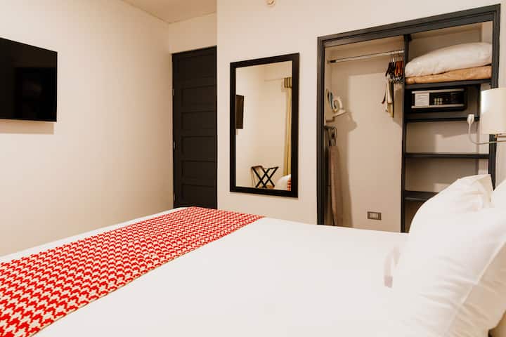 Queen bed guest room at the Wyndham Costa del Sol Cajamarca in Cajamarca, Other than US/Canada