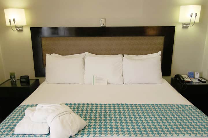 King bed guest room at the Wyndham Costa del Sol Cajamarca in Cajamarca, Other than US/Canada