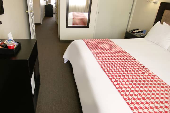 King bed guest room at the Wyndham Costa del Sol Cajamarca in Cajamarca, Other than US/Canada