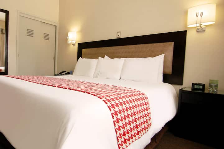 King bed guest room at the Wyndham Costa del Sol Cajamarca in Cajamarca, Other than US/Canada