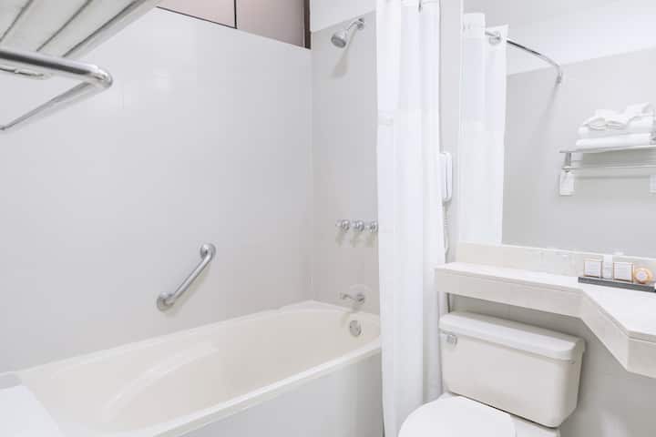 Guest room bath at the Wyndham Costa del Sol Piura in Piura, Other than US/Canada