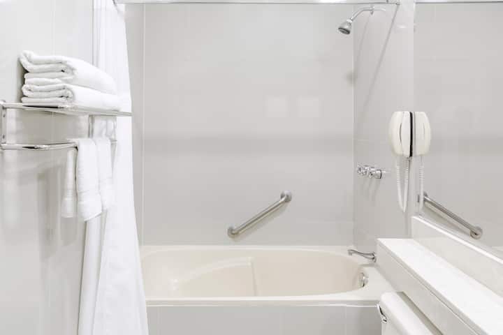 Guest room bath at the Wyndham Costa del Sol Piura in Piura, Other than US/Canada