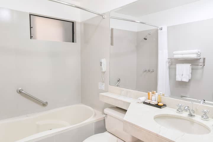 Guest room bath at the Wyndham Costa del Sol Piura in Piura, Other than US/Canada