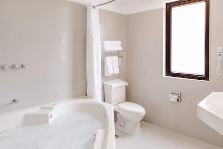 Guest room bath at the Wyndham Costa del Sol Piura in Piura, Other than US/Canada