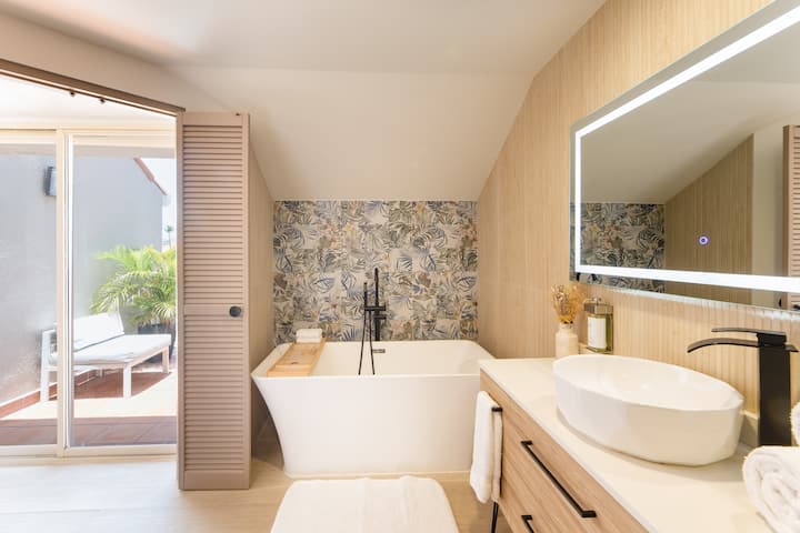 Guest room bath at the Wyndham Palmas Beach and Golf Boutique Resort in Humacao, Other than US/Canada