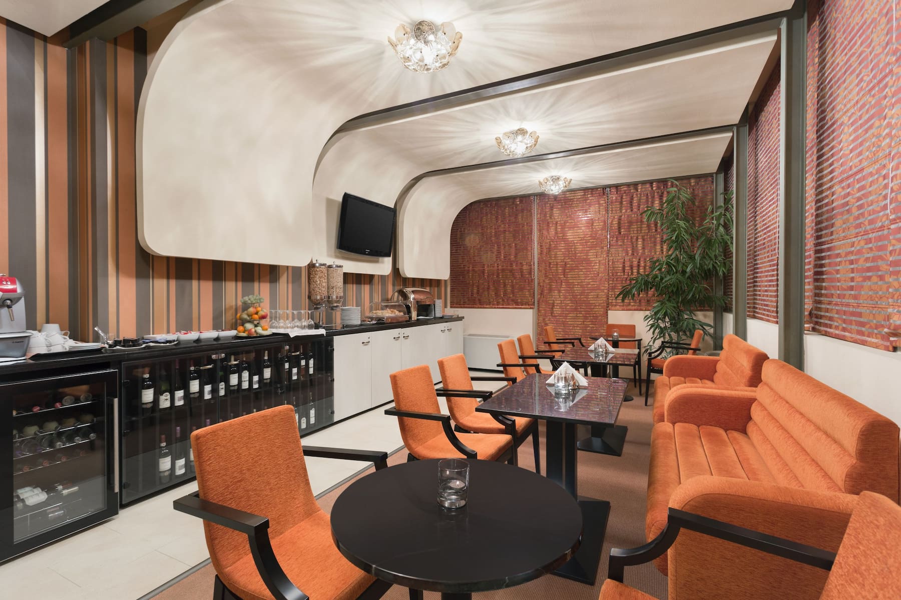 Bar at Wyndham Cluj in Cluj-Napoca, Other than US/Canada