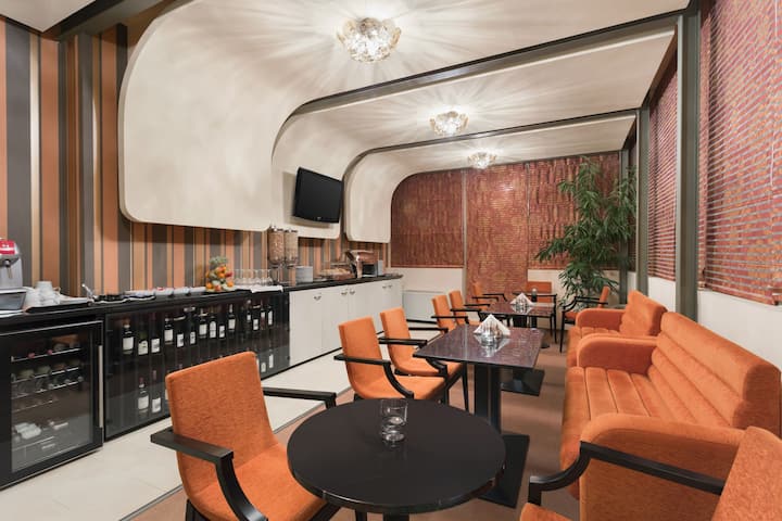 Bar at Wyndham Cluj in Cluj-Napoca, Other than US/Canada