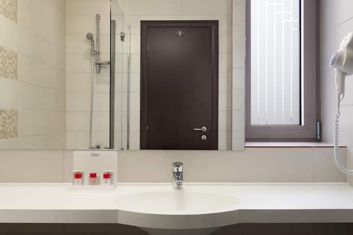Guest room bath at the Wyndham Cluj in Cluj-Napoca, Other than US/Canada