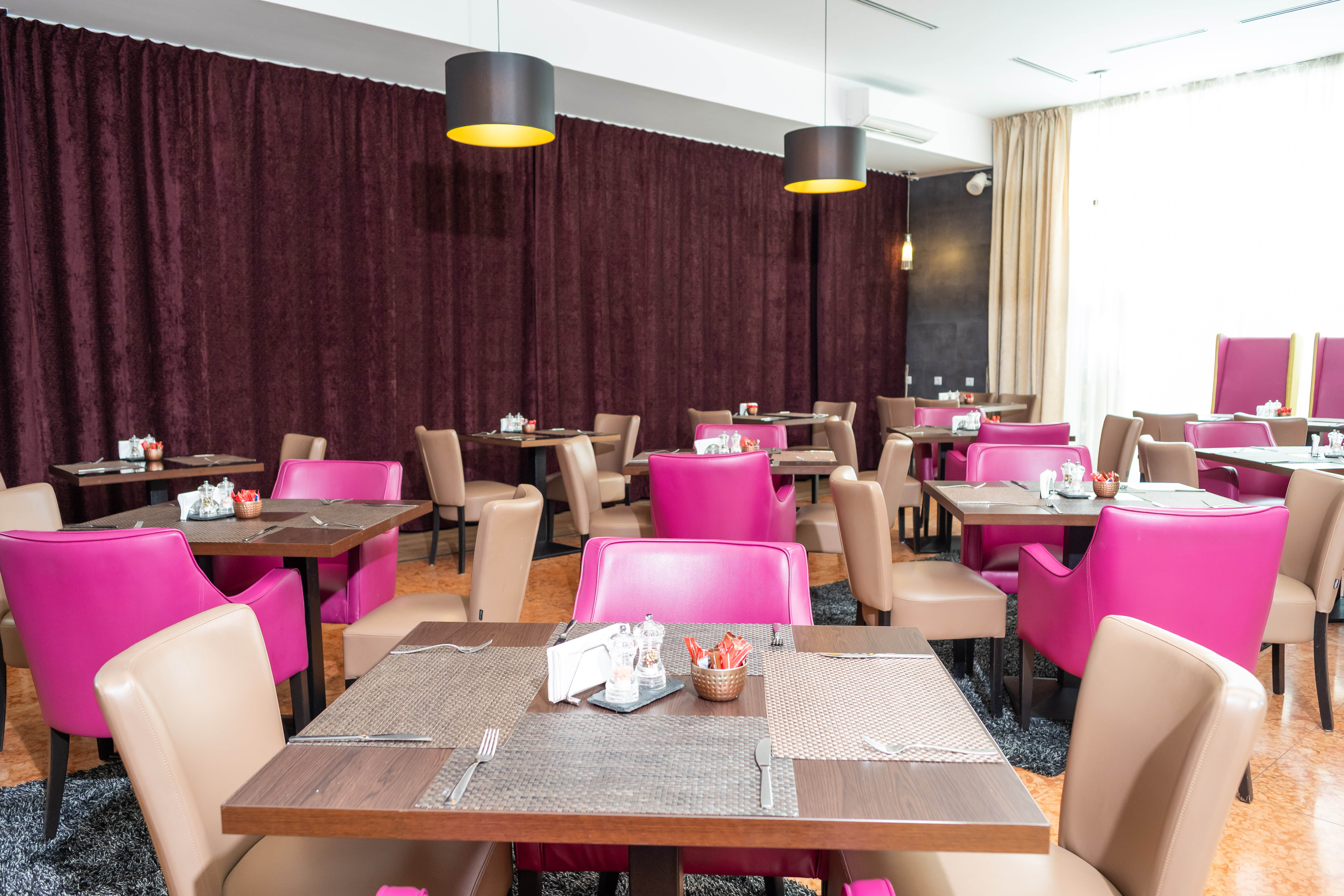 Wyndham Cluj restaurant breakfast area with seating in Cluj-Napoca, Other than US/Canada