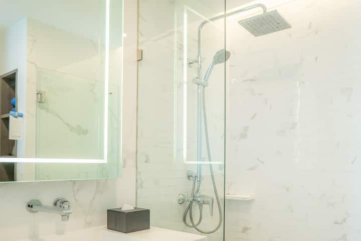 Guest room bath at the Wyndham Bangkok Queen Convention Centre in Bangkok, Other than US/Canada