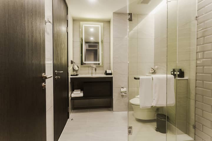 Guest room bath at the Wyndham Bangkok Queen Convention Centre in Bangkok, Other than US/Canada