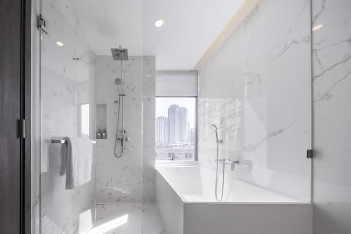 Guest room bath at the Wyndham Bangkok Queen Convention Centre in Bangkok, Other than US/Canada