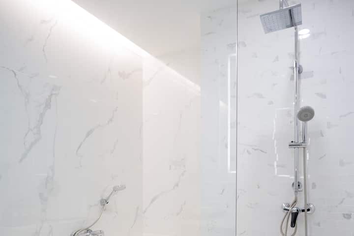 Guest room bath at the Wyndham Bangkok Queen Convention Centre in Bangkok, Other than US/Canada