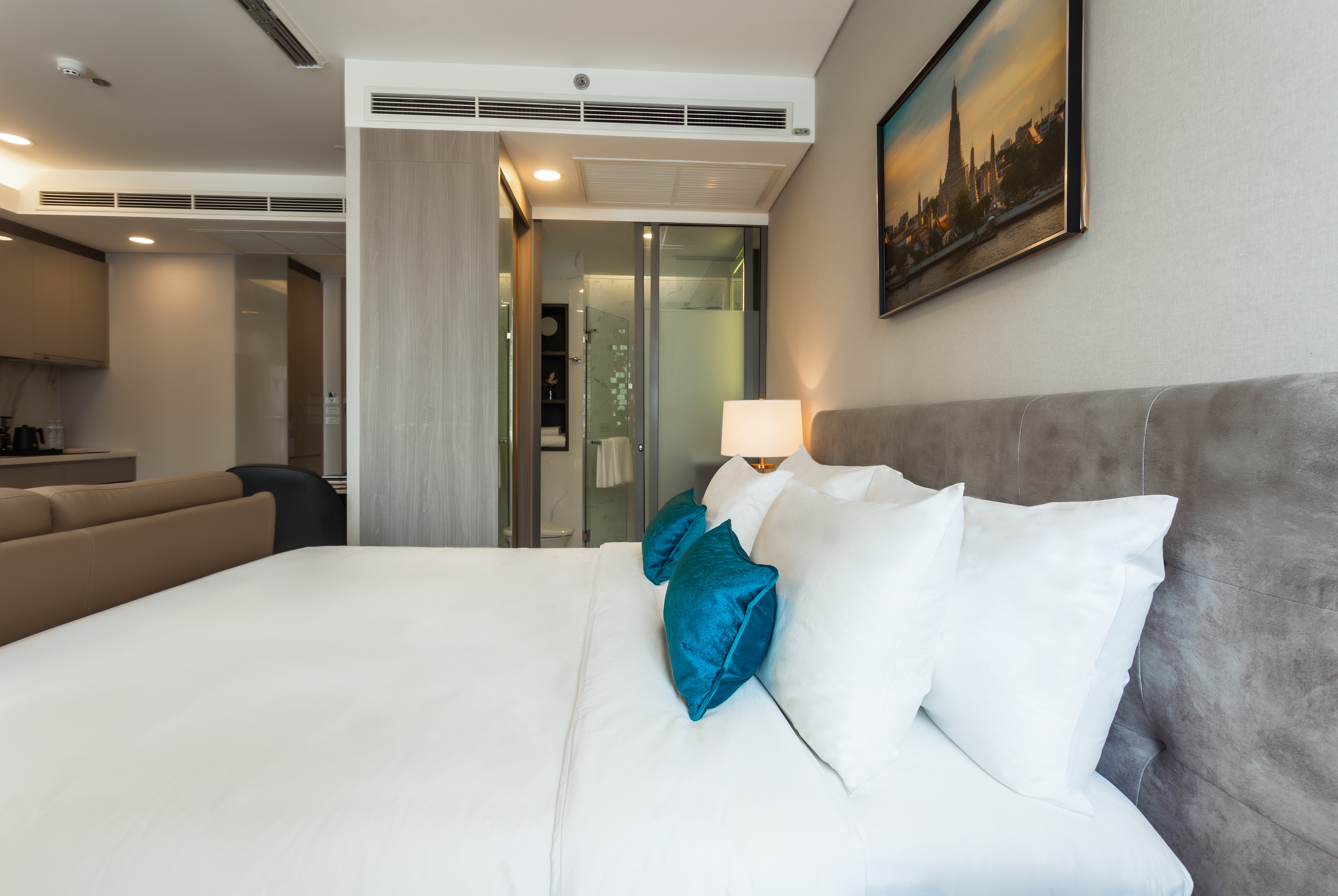 Guest room at the Wyndham Bangkok Queen Convention Centre in Bangkok, Other than US/Canada