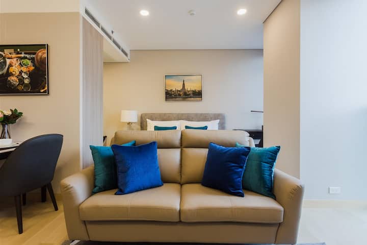 Guest room at the Wyndham Bangkok Queen Convention Centre in Bangkok, Other than US/Canada