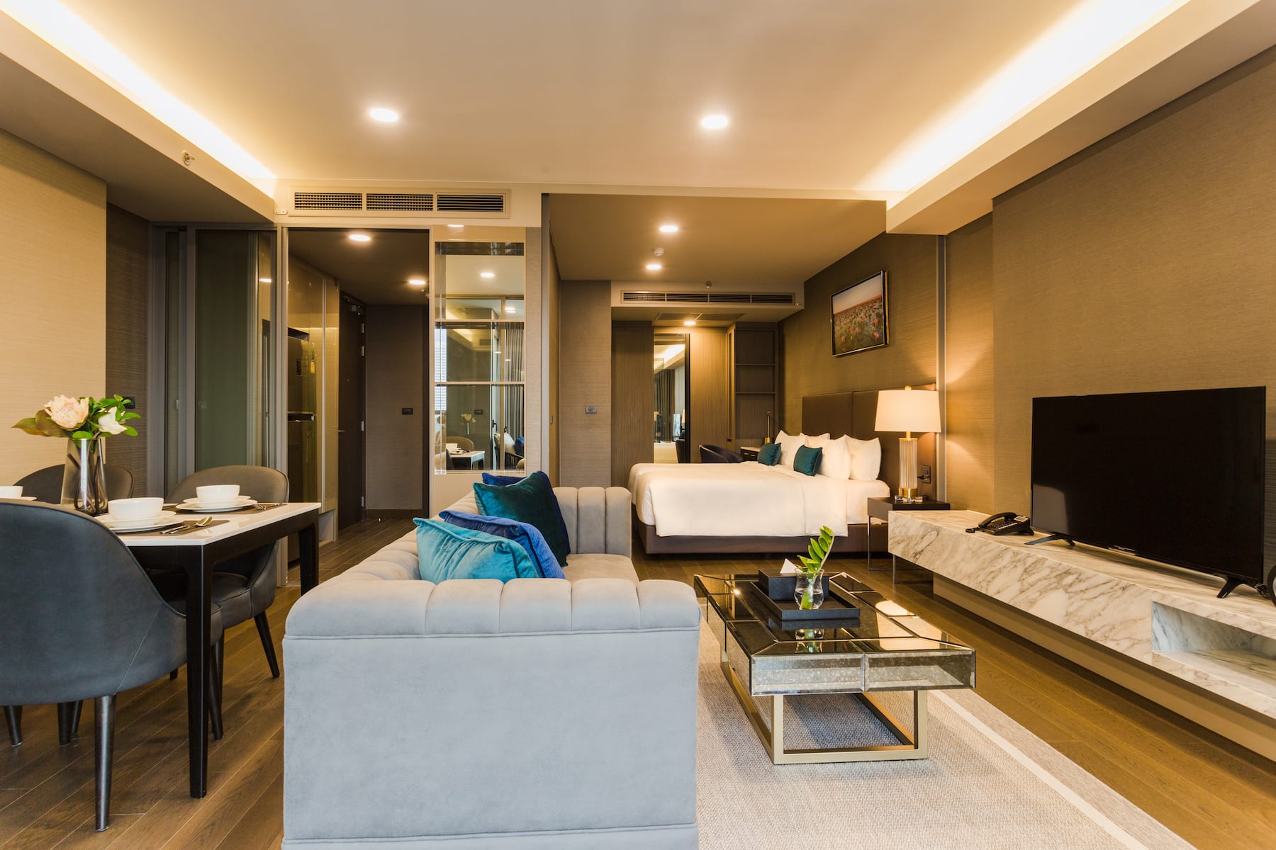 Guest room at the Wyndham Bangkok Queen Convention Centre in Bangkok, Other than US/Canada