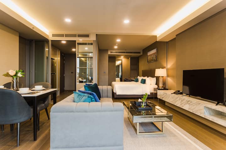 Guest room at the Wyndham Bangkok Queen Convention Centre in Bangkok, Other than US/Canada