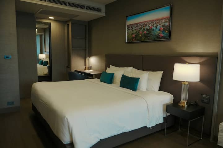 Guest room at the Wyndham Bangkok Queen Convention Centre in Bangkok, Other than US/Canada