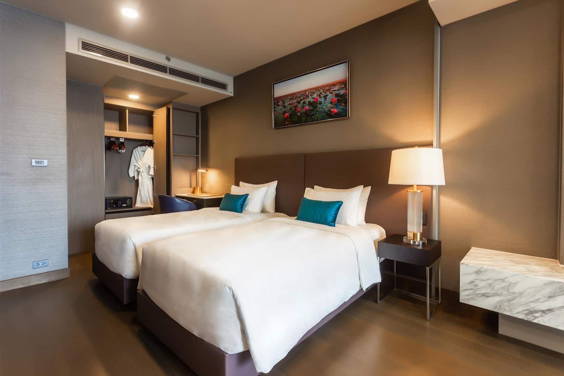 Guest room at the Wyndham Bangkok Queen Convention Centre in Bangkok, Other than US/Canada