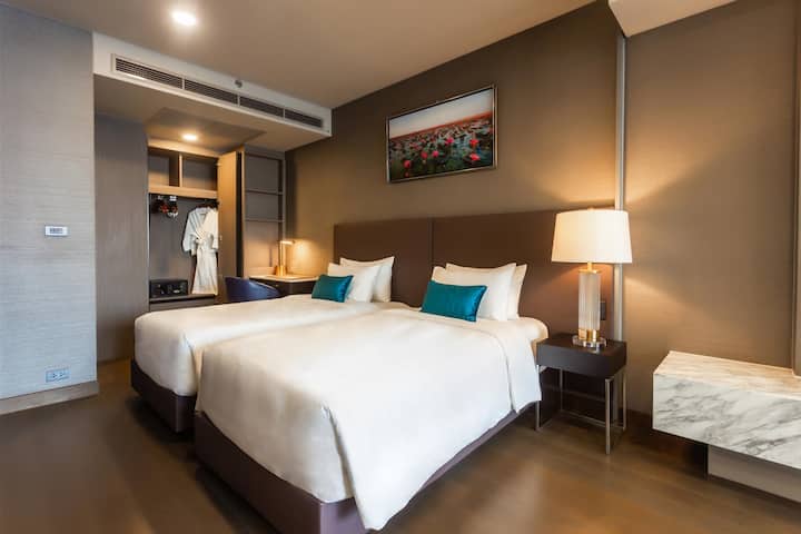Guest room at the Wyndham Bangkok Queen Convention Centre in Bangkok, Other than US/Canada
