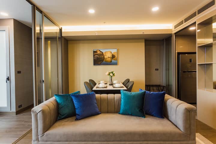 Guest room at the Wyndham Bangkok Queen Convention Centre in Bangkok, Other than US/Canada