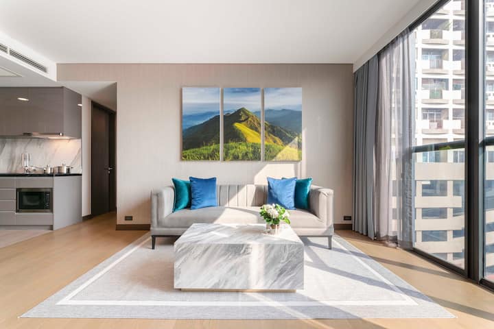 Guest room at the Wyndham Bangkok Queen Convention Centre in Bangkok, Other than US/Canada