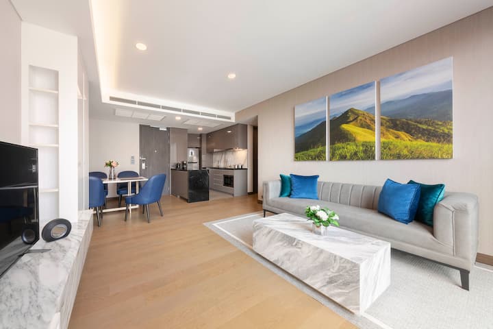 Guest room at the Wyndham Bangkok Queen Convention Centre in Bangkok, Other than US/Canada