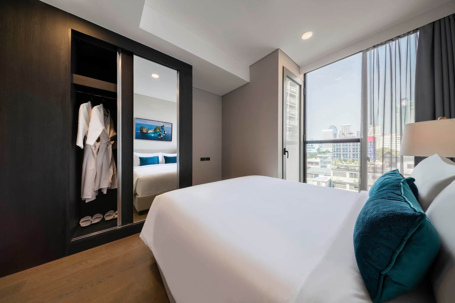 Guest room at the Wyndham Bangkok Queen Convention Centre in Bangkok, Other than US/Canada