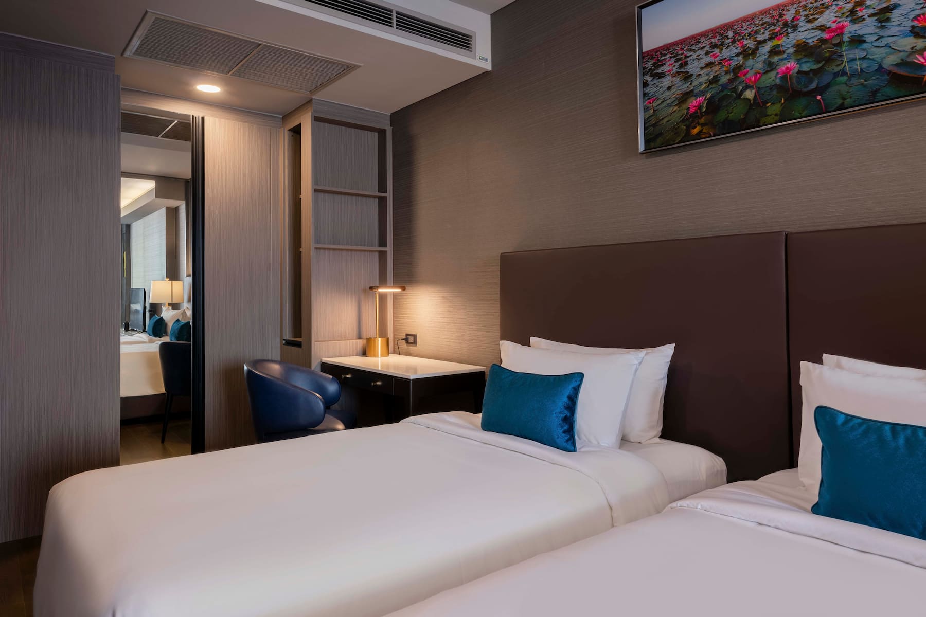 Guest room at the Wyndham Bangkok Queen Convention Centre in Bangkok, Other than US/Canada