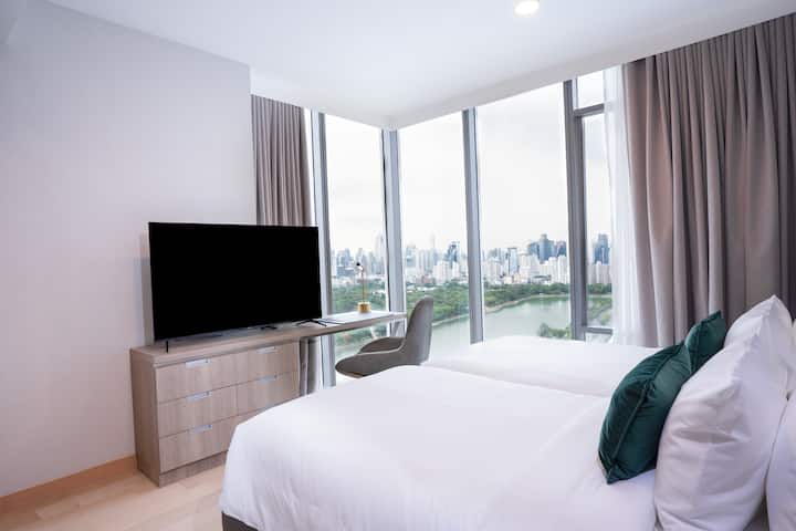Guest room at the Wyndham Bangkok Queen Convention Centre in Bangkok, Other than US/Canada