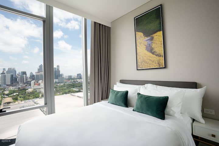 Guest room at the Wyndham Bangkok Queen Convention Centre in Bangkok, Other than US/Canada