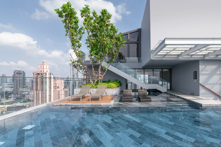 Pool at the Wyndham Bangkok Queen Convention Centre in Bangkok, Other than US/Canada