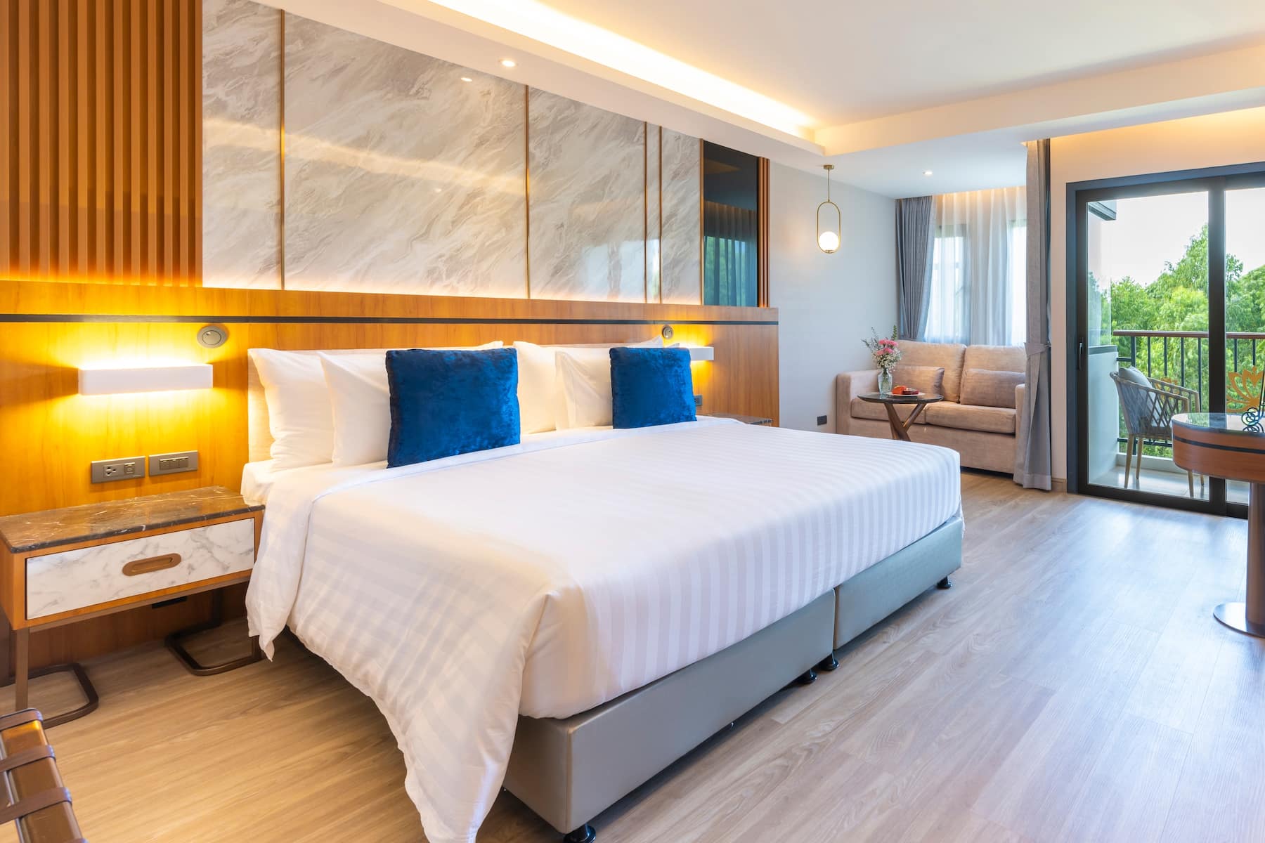 King bed guest room at the Wyndham Jomtien Pattaya in Chonburi, Other than US/Canada