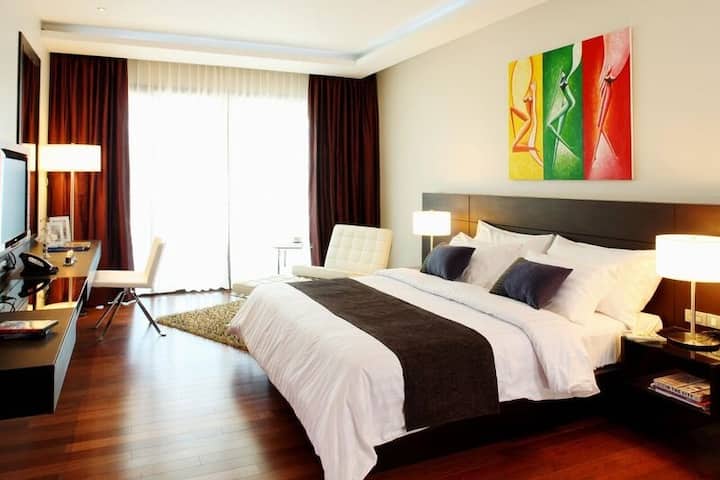 King bed guest room at the Wyndham Sea Pearl Resort Phuket in Phuket, Other than US/Canada