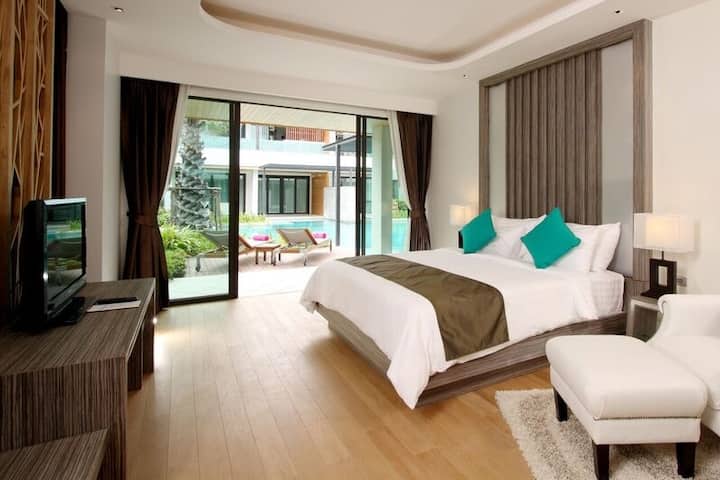 King bed guest room at the Wyndham Sea Pearl Resort Phuket in Phuket, Other than US/Canada