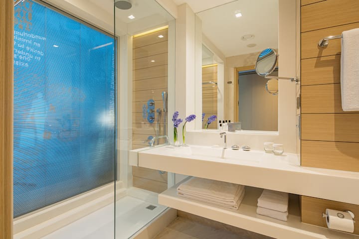 Guest room bath at the Wyndham Ankara in Ankara, Other than US/Canada