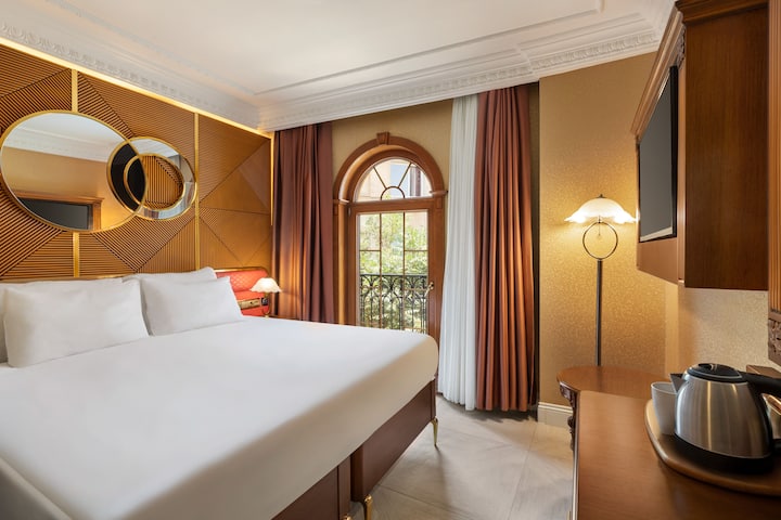 Double bed guest room at the Wyndham Istanbul Old City in Istanbul, Other than US/Canada