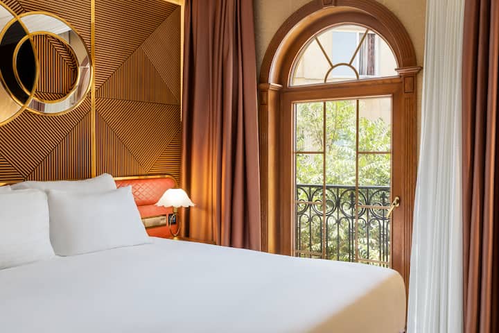 Double bed guest room at the Wyndham Istanbul Old City in Istanbul, Other than US/Canada