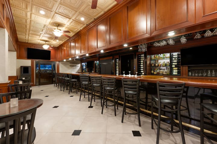 Wyndham Riverfront Little Rock bar and grill in North Little Rock, Arkansas