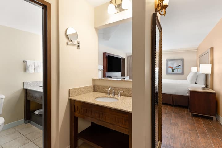Guest room bath at the Wyndham Riverfront Little Rock in North Little Rock, Arkansas