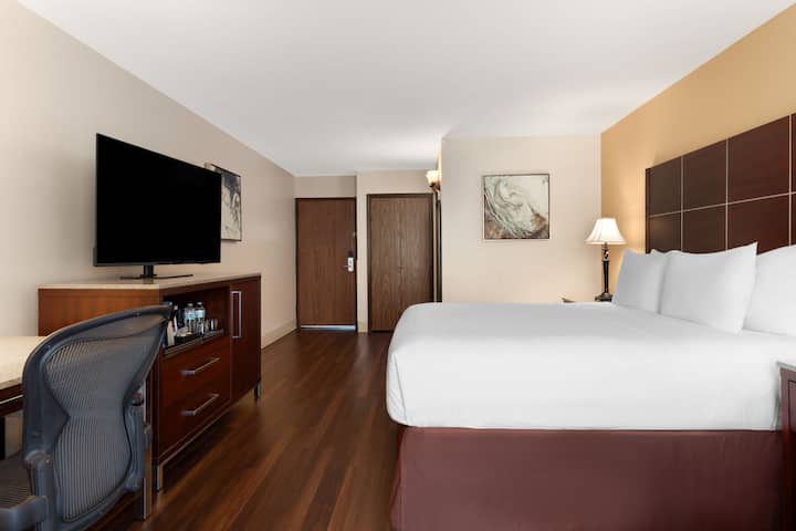 Guest room at the Wyndham Riverfront Little Rock in North Little Rock, Arkansas