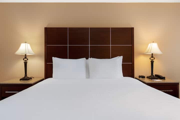 Guest room at the Wyndham Riverfront Little Rock in North Little Rock, Arkansas
