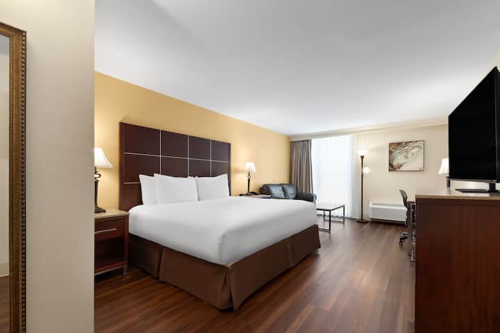 Guest room at the Wyndham Riverfront Little Rock in North Little Rock, Arkansas