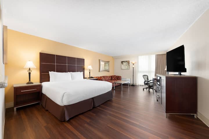 Guest room at the Wyndham Riverfront Little Rock in North Little Rock, Arkansas