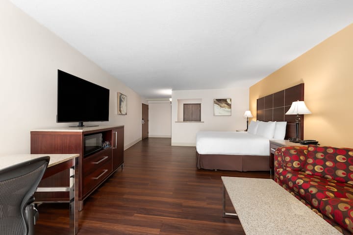 Guest room at the Wyndham Riverfront Little Rock in North Little Rock, Arkansas